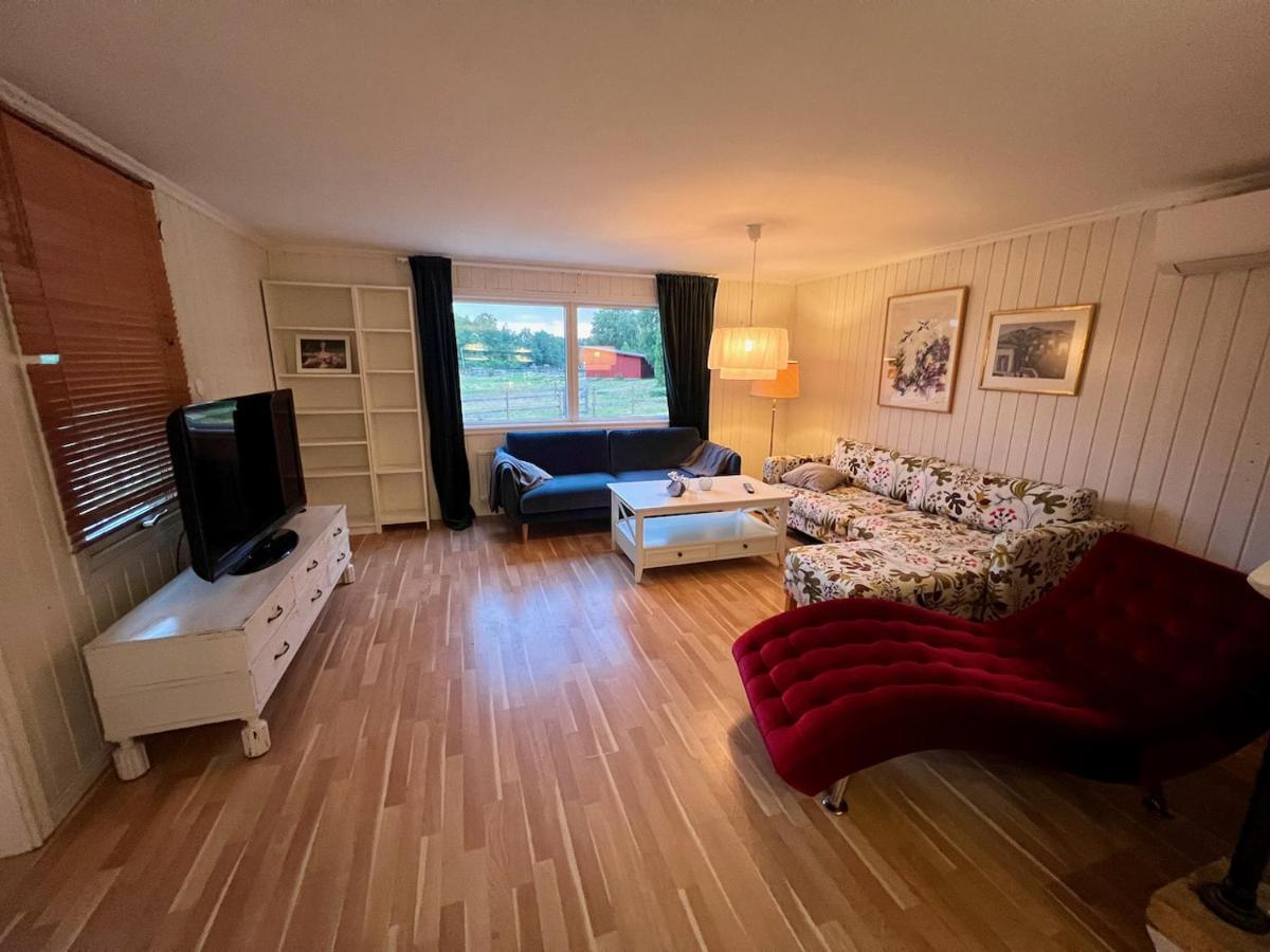 Idylliskt Hus Med Sjoeutsikt. Villa Östhammar Exteriör bild