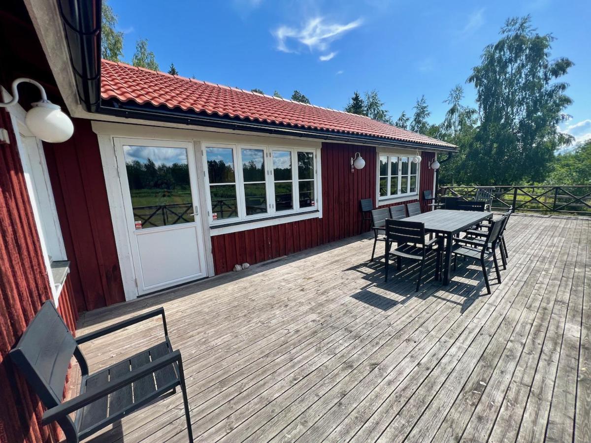 Idylliskt Hus Med Sjoeutsikt. Villa Östhammar Exteriör bild