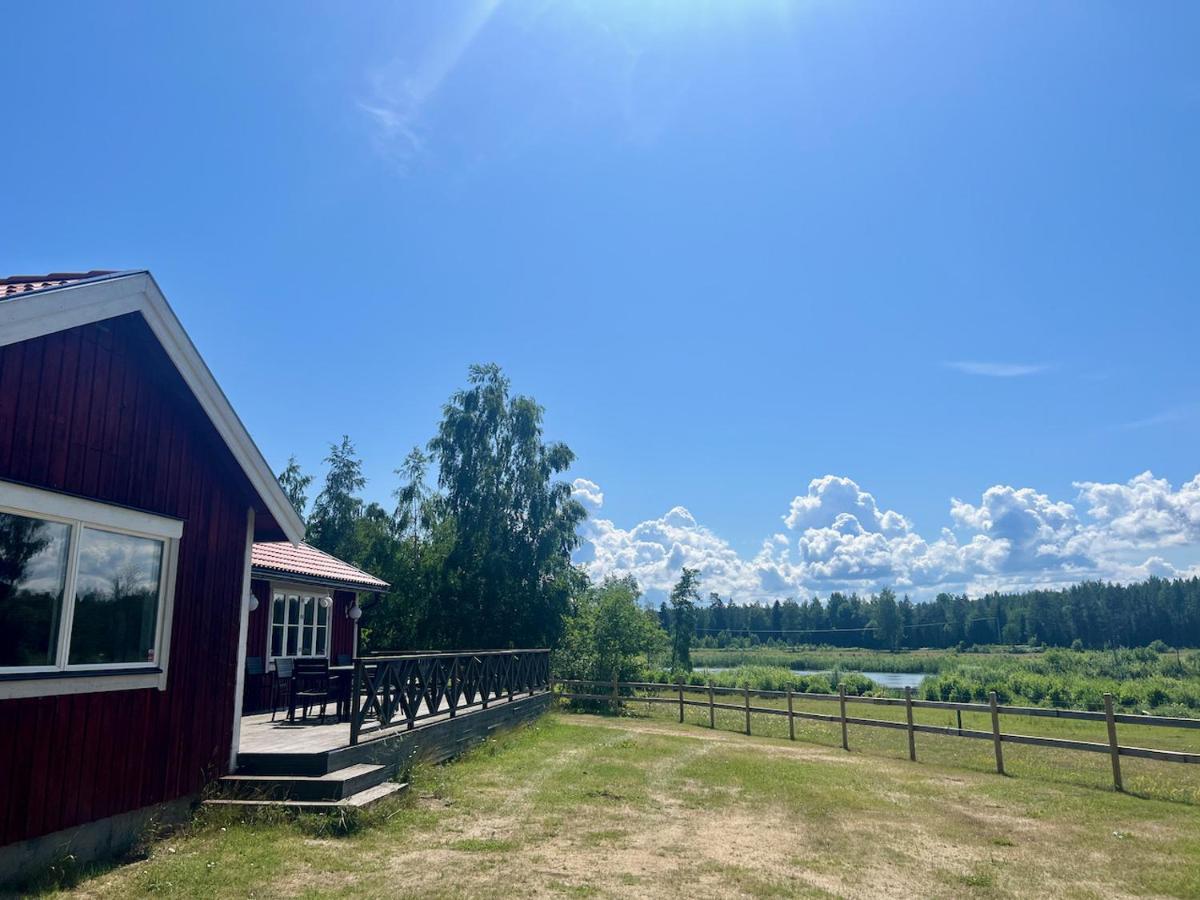 Idylliskt Hus Med Sjoeutsikt. Villa Östhammar Exteriör bild