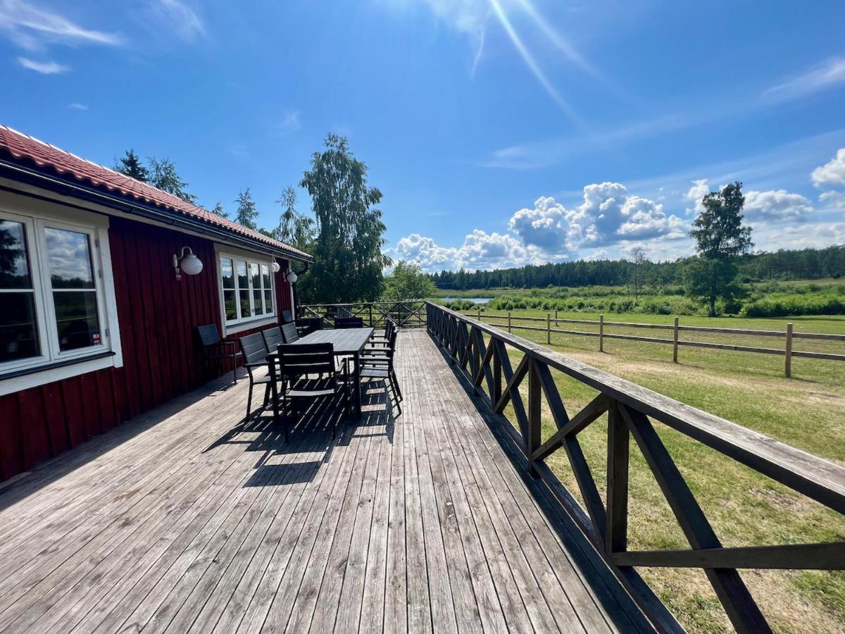 Idylliskt Hus Med Sjoeutsikt. Villa Östhammar Exteriör bild