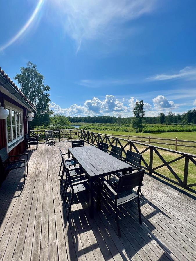 Idylliskt Hus Med Sjoeutsikt. Villa Östhammar Exteriör bild