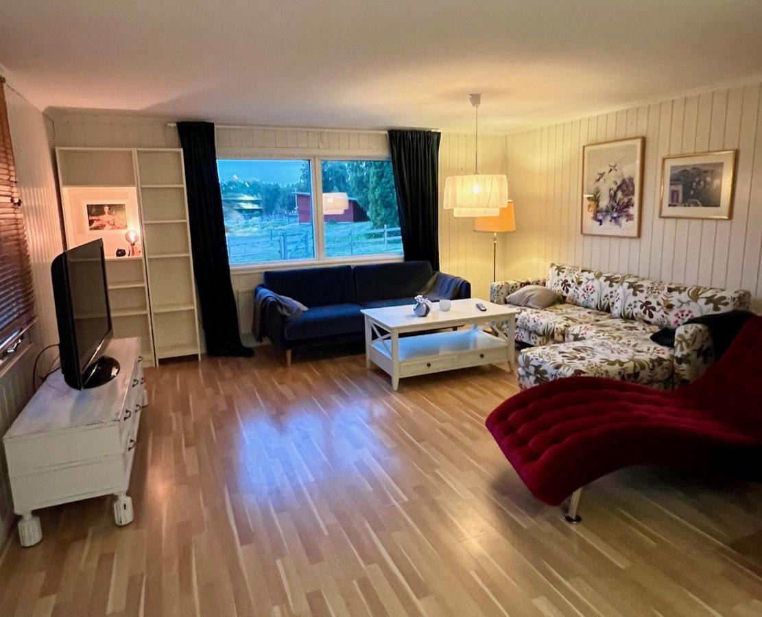 Idylliskt Hus Med Sjoeutsikt. Villa Östhammar Exteriör bild