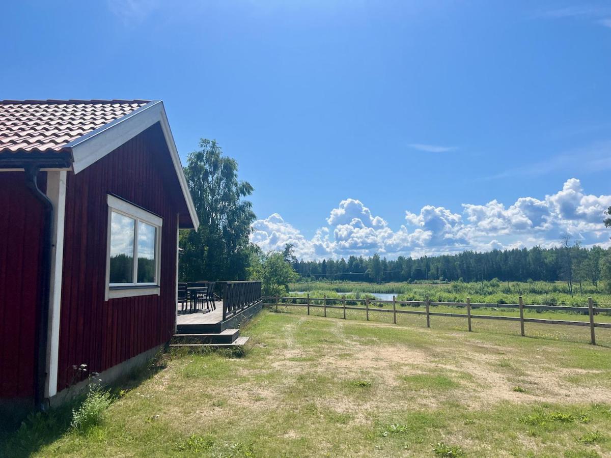 Idylliskt Hus Med Sjoeutsikt. Villa Östhammar Exteriör bild